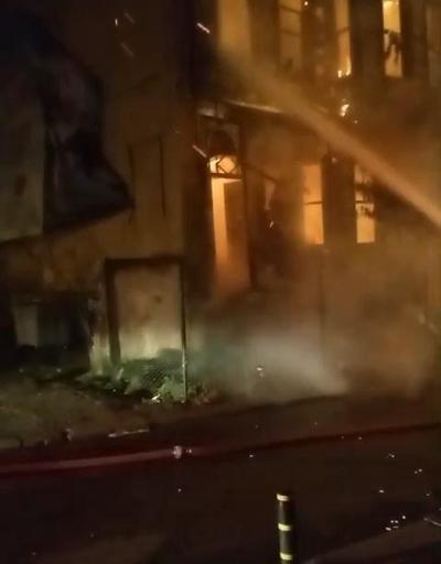 İstanbul-Büyükçekmecede tarihi bina alev alev yandı