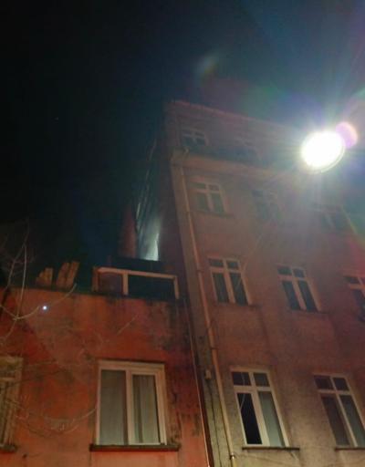 İstanbul-Fatihte 5 katlı binada yangın; itfaiye dar sokaklarda alevlere müdahalede zorlandı