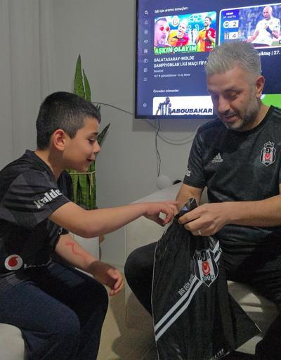 Beşiktaş formasına benzetmeye çalıştığı tişörtüyle fotoğrafı çekilen Muhammed Emire sürpriz