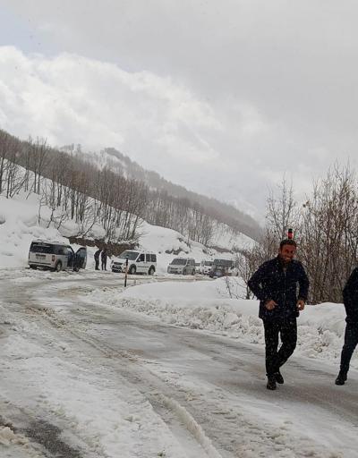 Muş-Mutki yolunda kar nedeniyle mahsur kalan 60 kişi kurtarıldı