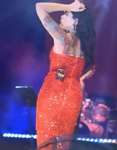 Melek Mosso sahnede yerinde durmadı Ünlü şarkıcı dansıyla sosyal medyayı salladı