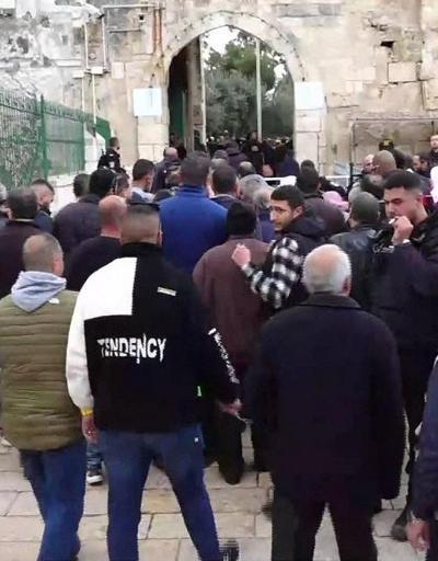 İsrail polisi Mescid-i Aksaya girmek isteyen Müslümanları darbetti