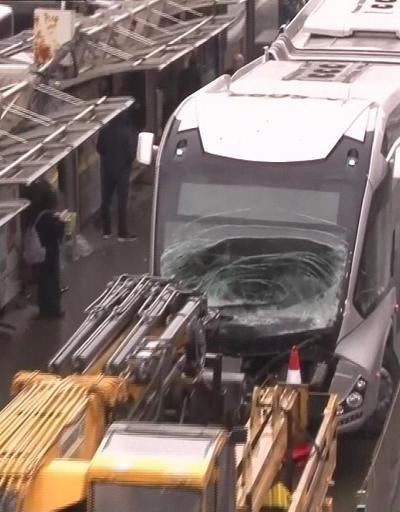 Avcılarda iki metrobüs çarpıştı: 5 yolcu yaralandı
