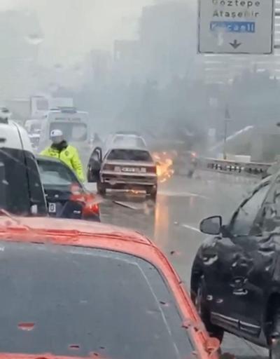 Kadıköy D-100de otomobil alev alev yandı
