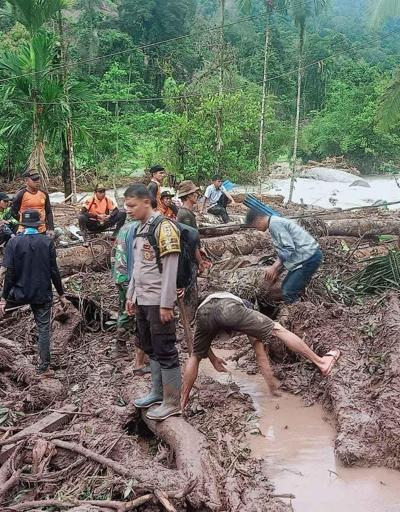Endonezyada sel ve toprak kayması: 21 ölü