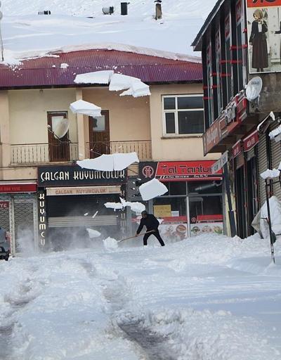 Karlıova’da 30 köy yolu kardan kapandı