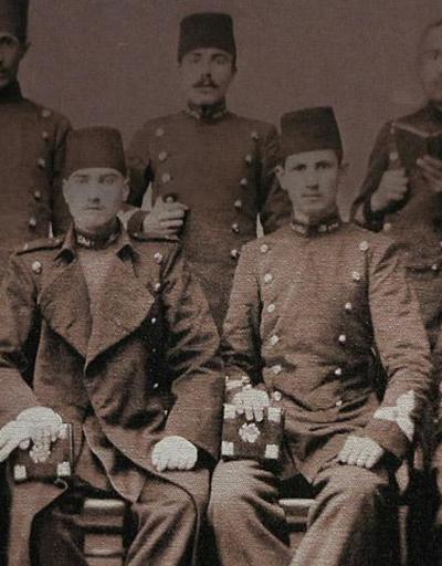 Atatürkün en eski fotoğrafı... 20 yaşında harp okulu arkadaşlarıyla