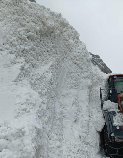 Köy yolunda kar küreme çalışmasında çığ düştü, iş makinesi operatörü son anda kurtuldu