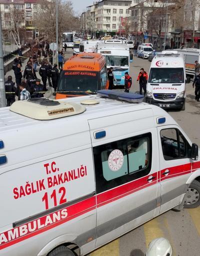 Erzurumda halk otobüsü yolcu minibüsüne arkadan çarptı; 14 yaralı
