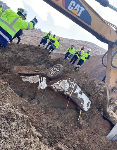 Erzincanda, 9 kişinin toprak altında kaldığı liç alanında kamyonet bulundu