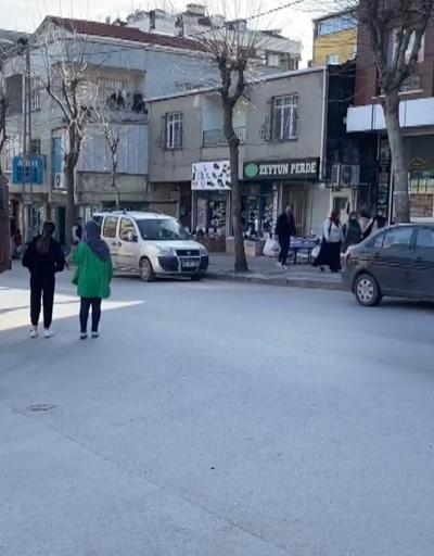 İstanbul-Başakşehirde tek teker giden motosikletliye hafif ticari araç çarptı; o anlar kamerada