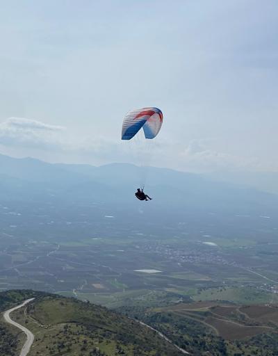 Alaşehire açılan yamaç paraşütü pistinde profesyonel ilk uçuş