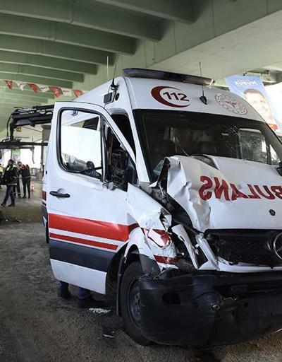 Minibüs ve ambulans çarpıştı: 3 yaralı