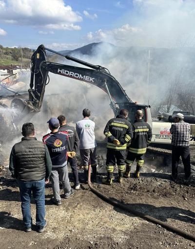 Köyde çıkan yangında 2 ev, samanlık ve odunluk yandı; 2 yaralı