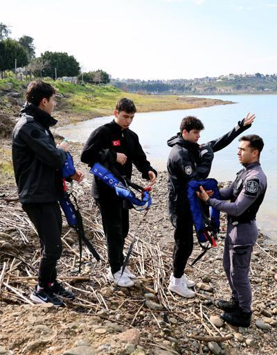 Deniz bisikleti ile göle açılıp, mahsur kalan gençleri su altı polisi kurtardı