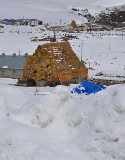 Karsta kar yağışı; yüksek kesimlerdeki köylerin yolu kapandı
