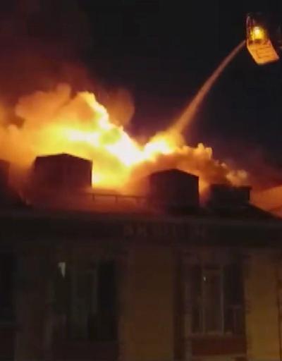 Başakşehirde 3 katlı binanın çatı katı alev alev yandı