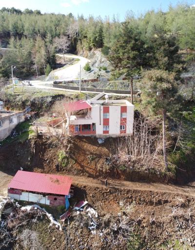 Sağanak nedeniyle temeli kayan 2 katlı ev tahliye edildi