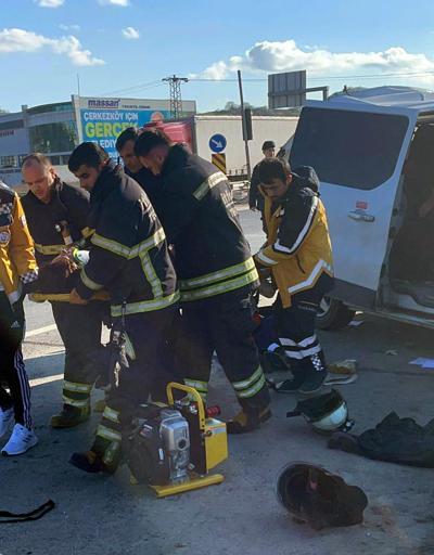 Tekirdağda TIRın, ışıkta bekleyen minibüse çarptığı kazada 5 kişi yaralandı