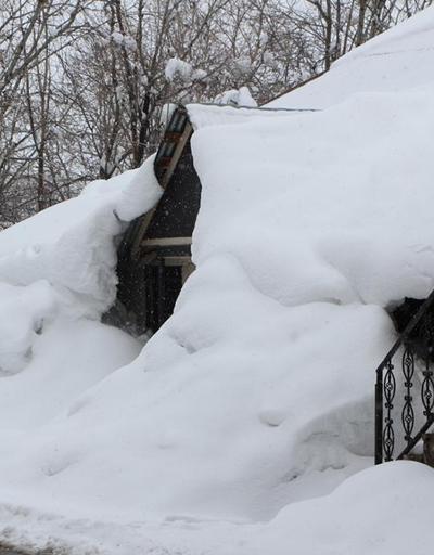 Mart ayı, kış ayı oldu: 25 köy yolu kapandı, tek katlı evler kara gömüldü