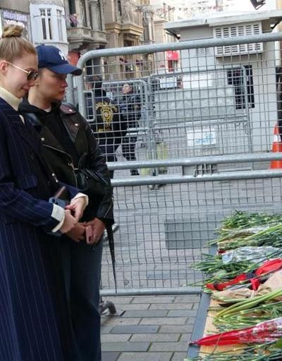 Rus vatandaşlar İstanbul’daki konsolosluk binası önüne çiçek bıraktı