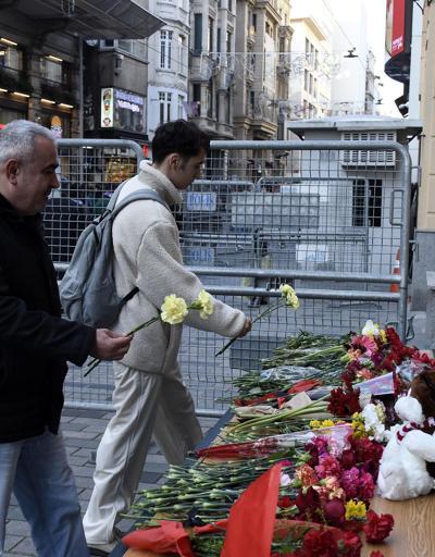 Moskovadaki saldırıda ölenler anısına konsolosluk önüne çiçek bırakıldı