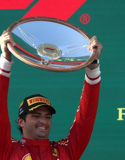 Avustralya GPde kazanan Carlos Sainz Verstappen yarış dışı kaldı...
