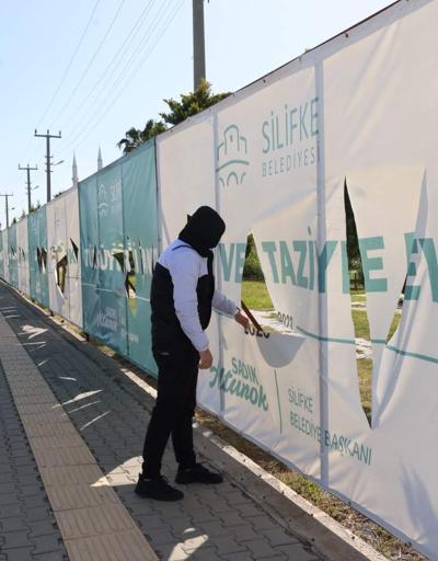 Silifkede MHP adayının afişleri kesildi