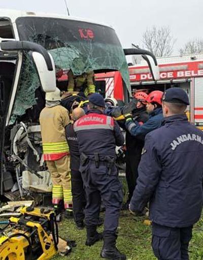 Faciadan kıl payı dönüldü: yolcu otobüsü, TIRa ve bariyerlere çarptı; 17 yaralı