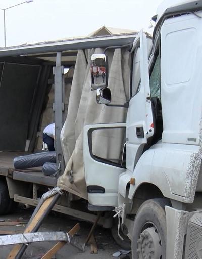 Başakşehirde kamyonet hafriyat kamyonuna çarptı; 2 yaralı