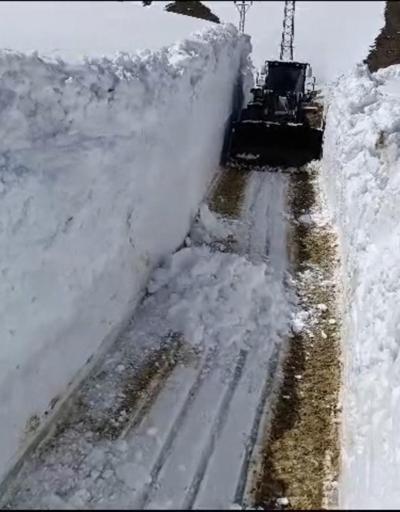 Yüksekovada kardan kapanan üs bölgelerinin yolları açıldı