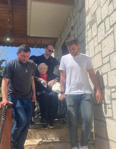 101 yaşındaki seçmen, tekerlekli sandalye ile gelip oyunu kullandı
