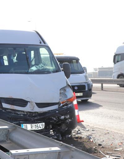 Kayseride kamyon, servis minibüslerine çarptı: 1i ağır, 10 işçi yaralı