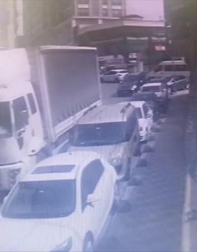 İstanbul- Esenlerde park halindeki araçlara çarparak ilerledi; okul kapısına metreler kala durabildi: 1 yaralı