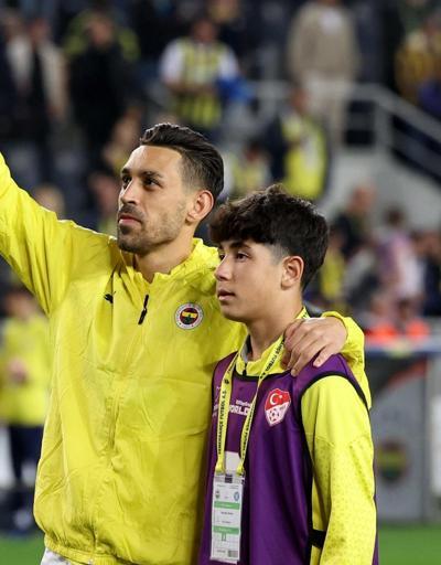 Fenerbahçenin top toplayıcısı golün asistini getirdi; kutlamalara katıldı