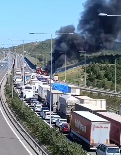İstanbulda TIR yangını trafiği kilitledi