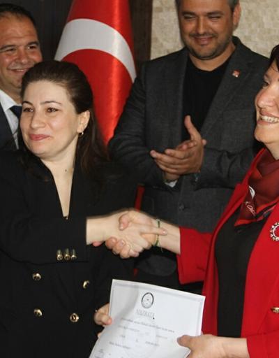 Karaburun Belediye Başkanı Erdoğan, mazbatasını aldı