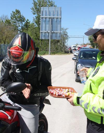 Edirne polisinden trafik denetiminde bayram şekeri ikramı