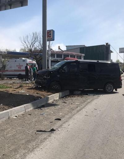 Bingölde minibüs ile hafif ticari araç çarpıştı: 15 yaralı