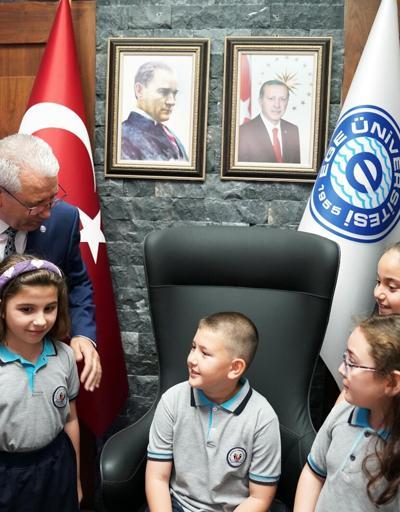 Rektör Prof. Dr. Budak, 23 Nisanda koltuğunu çocuklara devretti