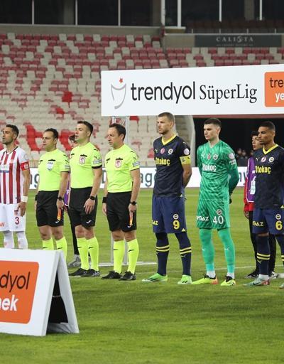 Sivasspor - Fenerbahçe maçındaki penaltı kararı tartışmalara neden oldu Eski hakemler pozisyonu yorumladı...