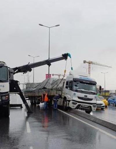 İstanbulda E-5 yan yolda tır refüje çıktı