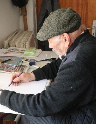 73 yaşındaki emekli tarih öğretmeni, evini yaptığı resimlerle sanat atölyesine çevirdi