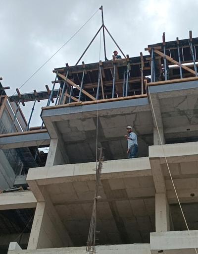 İşçiler, 1 Mayısta da deprem konutlarında çalışmalarını sürdürdü
