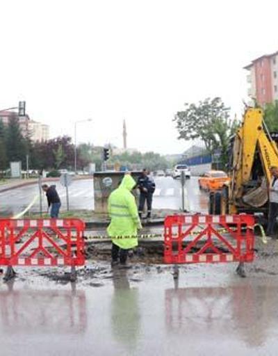 Ankarada şiddetli yağış Yollar çöktü, ev ve iş yerleri hasar gördü