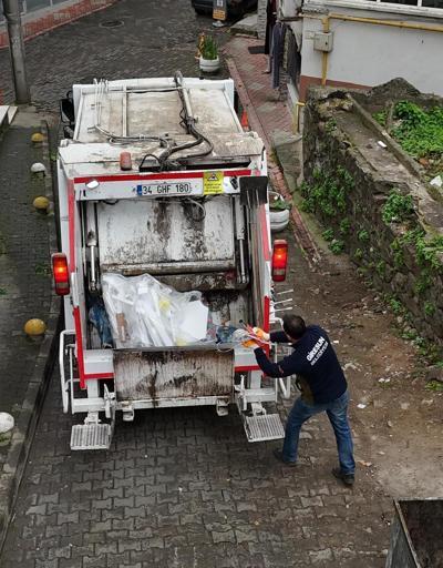 Belediye başkanı ekiplerle çöp topladı