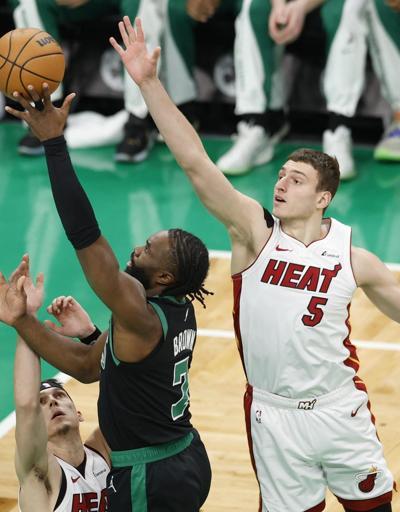 Boston Celtics - Miami Heat serisi 5. maçta sona erdi Celtics evinde konferans yarı finaline yükseldi