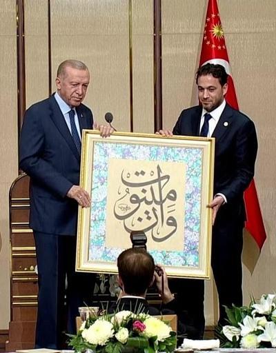 Cumhurbaşkanı Erdoğana hat yazısı ile yazılmış One Minute hediye edildi.