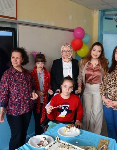 Evde eğitim gören Serebral Palsi hastası Merve’ye, ikizi Meryem’in okulunda sürpriz doğum günü