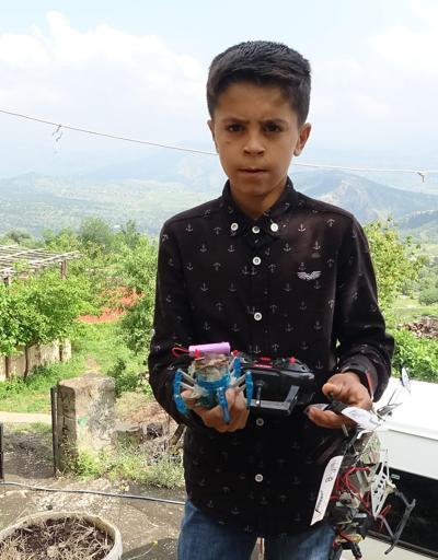 Hakkaride 14 yaşındaki Aram, atık malzemelerden yaptığı helikopterden sonra sensörlü araba yaptı